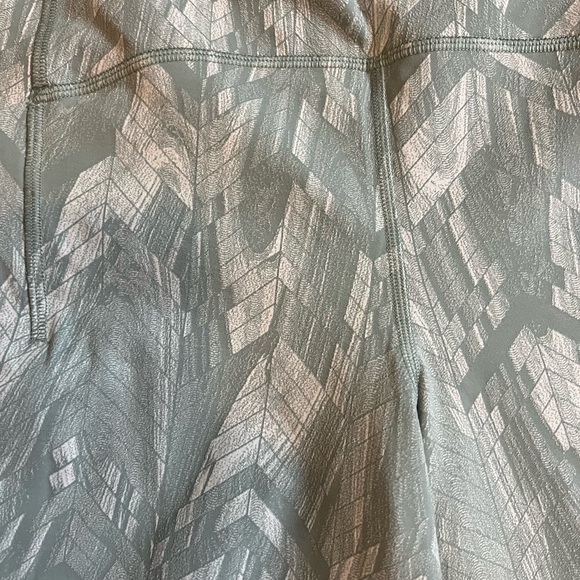 213 NWT Lululemon Swift Speed HR Crop 21" size 8 REEJ - Picture 2 of 4